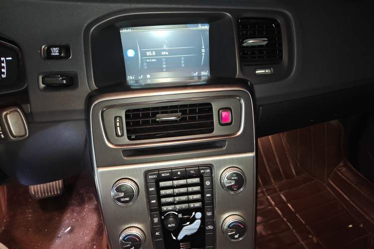 Used Volvo S60 2015 S60L 2.0T Zhiyuan Edition
