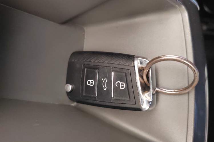 Used FORTHING Lingzhi PLUS 2021 2.0L Manual Luxury 7-Seater Interior 1