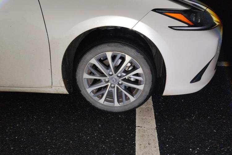 Used Lexus ES 2023 200 Excellence Edition
