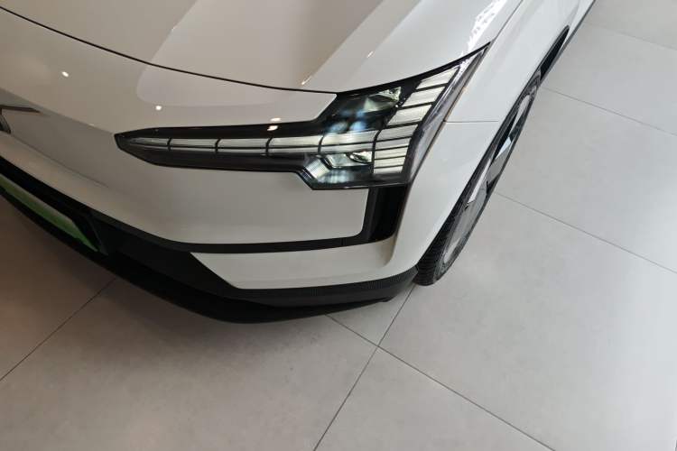 Used Volvo EX30 2025 Rear-Drive Long-Range Plus Model
