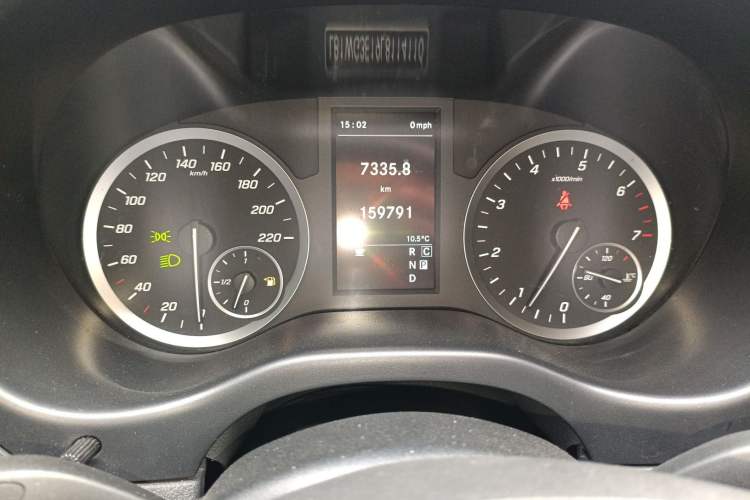 Used Mercedes-Benz Vito 2020 2.0T Elite Version 7 Seats Odometer Close Up