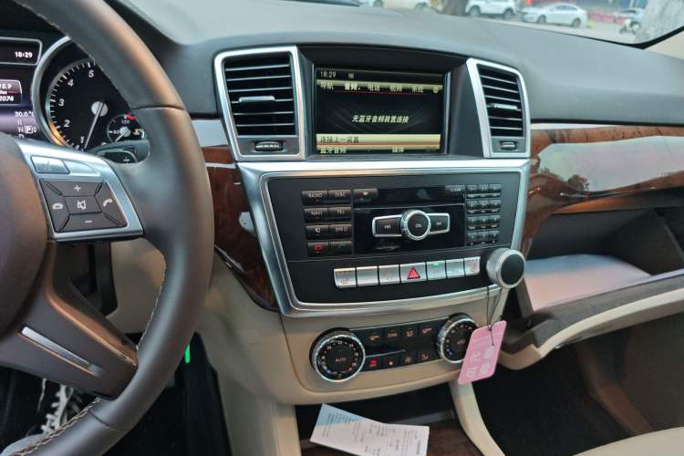 Used Mercedes-Benz M-Class 2014 ML 400 4MATIC Dynamic Model Audio And AC Panel