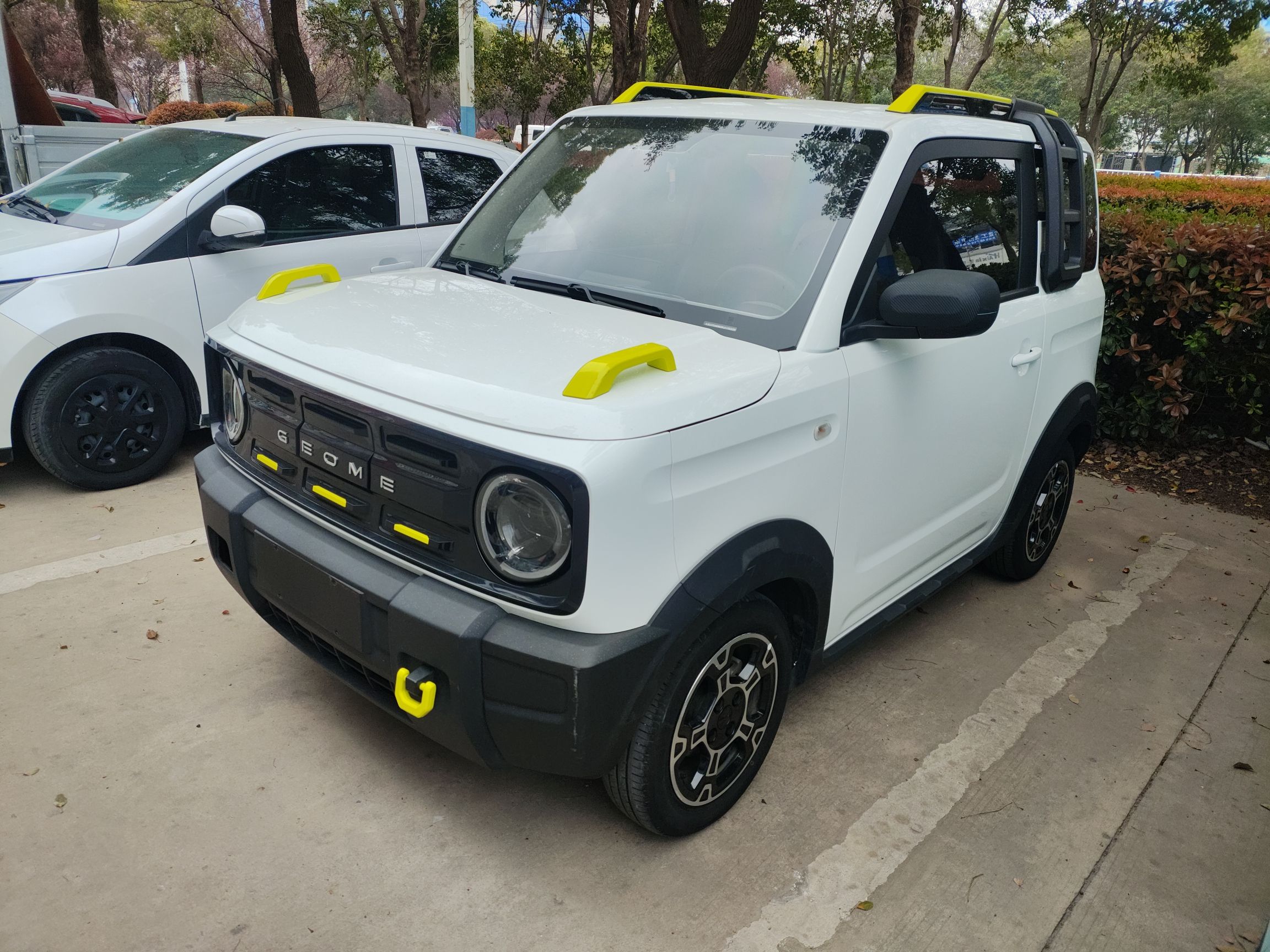 Под передней частью автомобиля