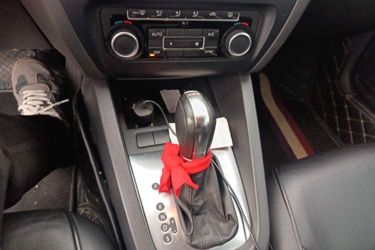 Used Volkswagen Sagitar 2012 1.4TSI Automatic Luxury Edition Gear Lever