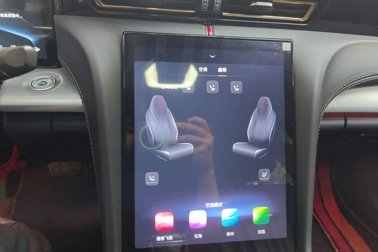 Used Hongqi H5 2023 2.0T Automatic Smart Connect Flagship Edition Audio And AC Panel