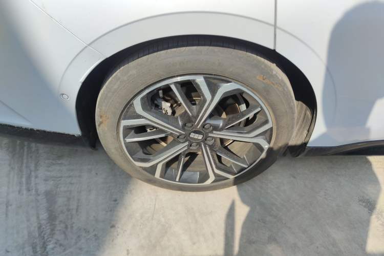 Used Geely Galaxy E8 2025 700 km Long-Range Intelligent Driving Version Right Rear Wheel Hub