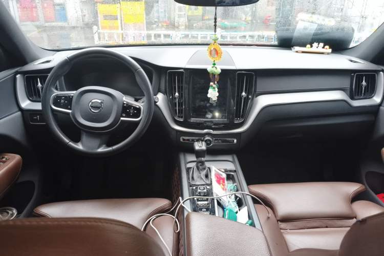 Used Volvo XC60 2021 T5 4x4 Smart Luxury Edition Center Console