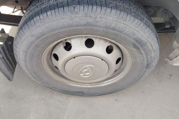 Used SAIC MAXUS Xintu V80 2023 2.0T Manual Classic City Delivery King Short Wheelbase Ultra-Low Roof 3-Seater
