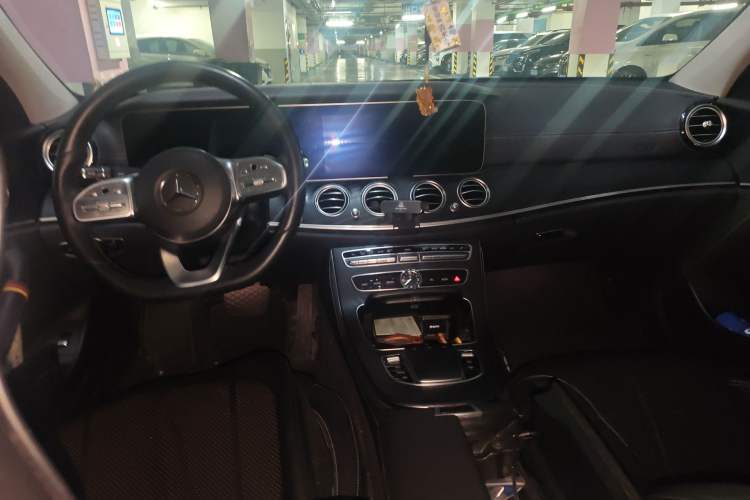 Used Mercedes-Benz E-Class 2019 E 300 L Sport Luxury Edition Center Console