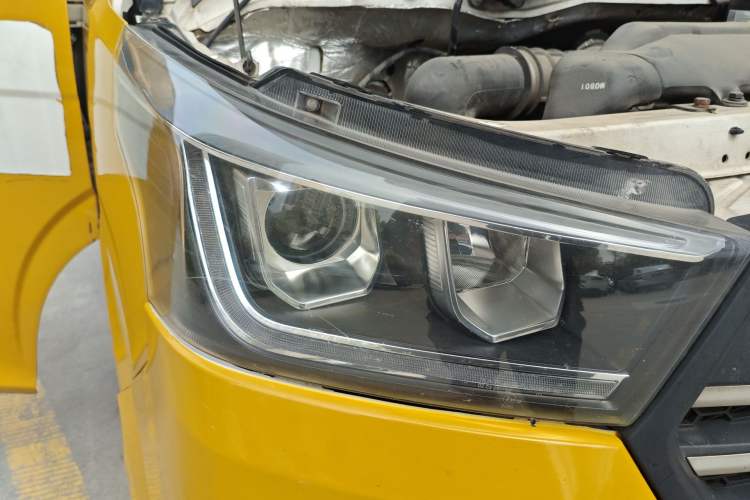 Used Foton Scenic G5 2021 2.0L Gasoline Commercial Version 6-Seater Multi-Purpose Passenger Vehicle 1TZS Right Front Headlight