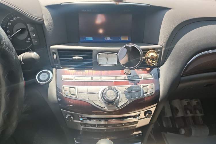 Used Infiniti Q70 2017 Q70L 3.5L Hybrid Luxury Edition Audio And AC Panel