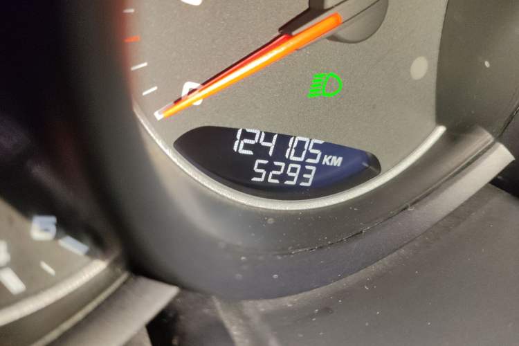 Used Porsche Cayenne 2015 Cayenne 3.0T Odometer Close Up