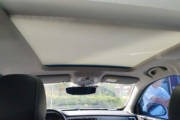 Used Roewe RX5 2016 30T Two-Wheel Drive Automatic Internet Smart Edition Headliner