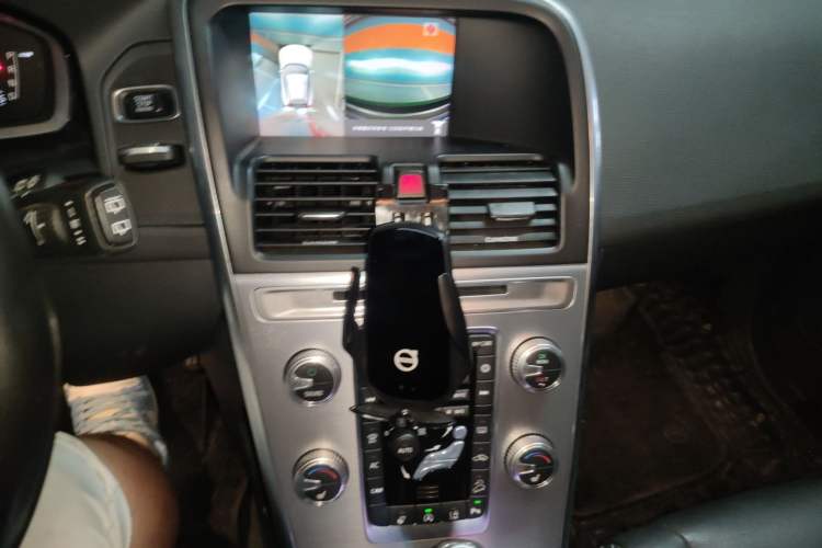 Used Volvo XC60 2017 T5 AWD Smart Upgrade Edition Audio And AC Panel