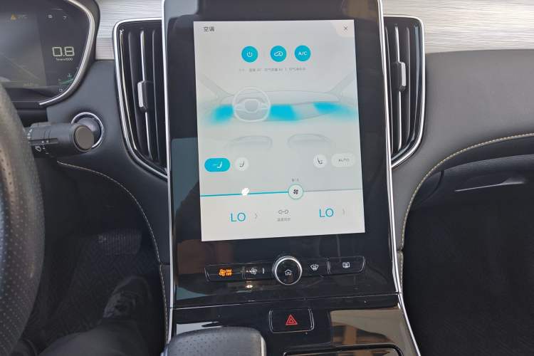 Used Roewe i6 MAX 2020 300TGI Automatic Supreme Edition with Cool Sunroof and Advanced Driving Features Audio And AC Panel