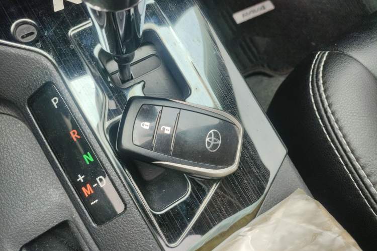 Used Toyota RAV4 2016 2.0L CVT Two-Wheel Drive Fashion Edition China V Standard
