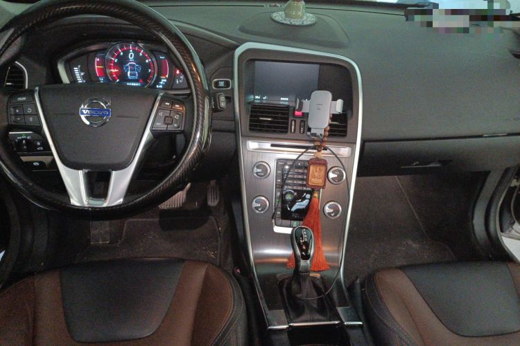 Used Volvo XC60 2016 T5 Smart Version Center Console