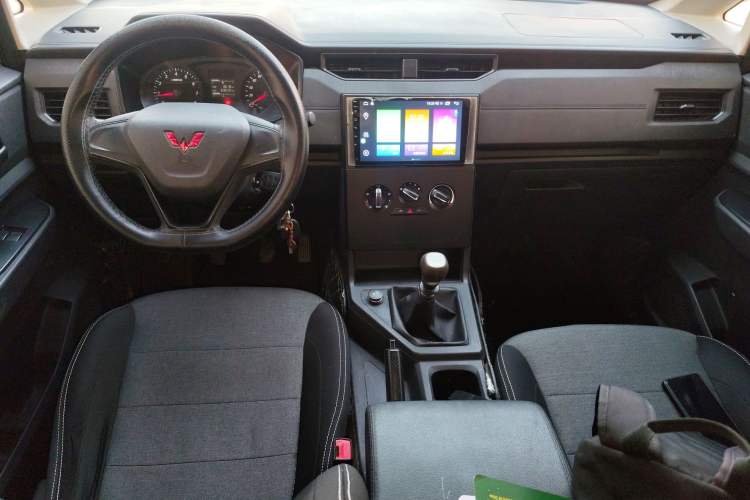 Used Wuling Hongguang PLUS 2019 1.5T Manual Standard Edition 5 Seats
