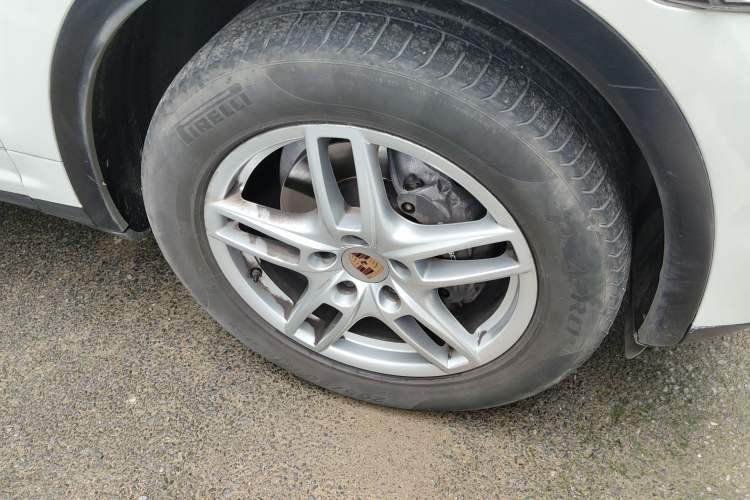 Used Porsche Cayenne 2011 Cayenne 3.0T Right Front Wheel Hub