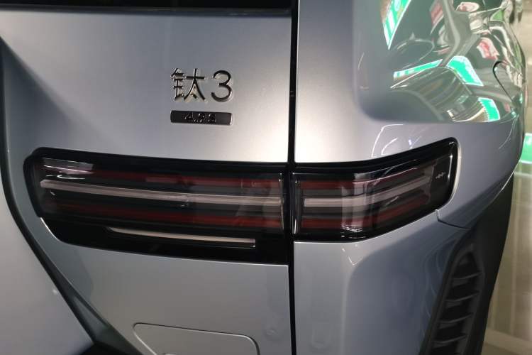 Used Formula Leopard Titanium 3 2025 501 km All-Wheel Drive Intelligent Driving Max Edition Right Rear Taillight