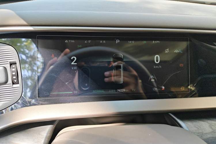 Used Denza D9 2022 DM-i 1040 Prestige Model