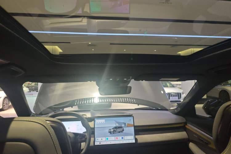 Used Lynk & Co 08 EM-P 2025 220 km All-Wheel-Drive Performance Halo
