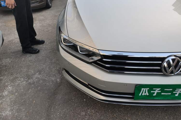 Used Volkswagen Magotan 2017 330TSI DSG Luxury Model Right Front Headlight