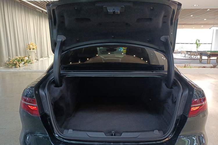 Used Jaguar XEL 2023 2.0T 200 PS R-DYNAMIC Youth Sports Edition
