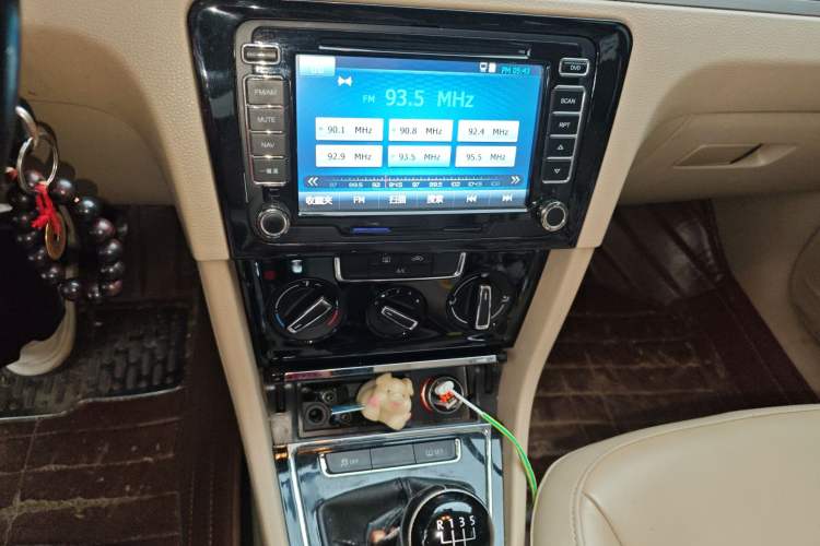 Used Volkswagen Bora 2014 1.6L Manual Comfort Model Audio And AC Panel