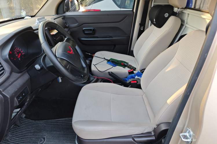 Used Wuling Hongguang V 2022 1.5L Jingqu Edition Enclosed-Window Vehicle with Hydraulic Power Steering LAR