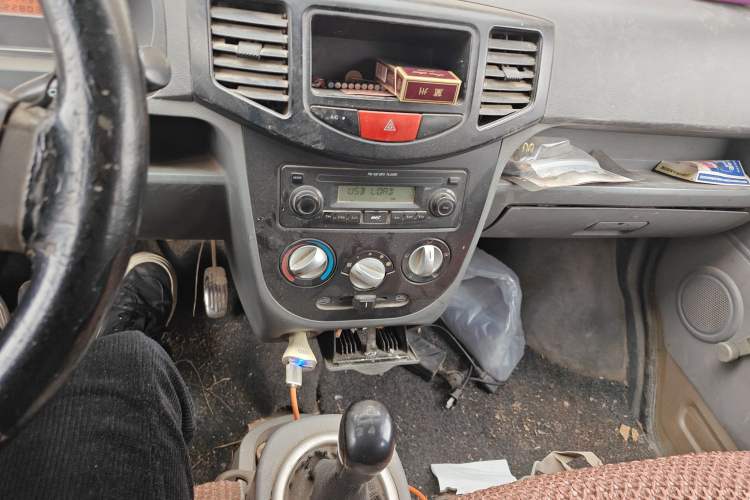 Used BAIC Weiwang 306 2011 1.3L base model 7 seats Audio And AC Panel