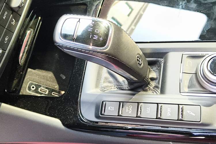 Used Maserati Levante 2019 3.0T Standard Version China VI Gear Lever