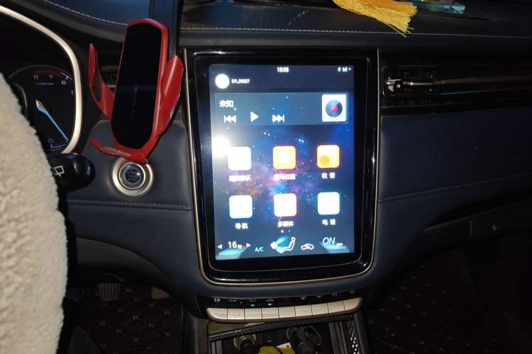 Used CHANGAN OSHAN COS1 2020 1.5T Manual Fashionable Smart Connectivity 7-Seater Audio And AC Panel