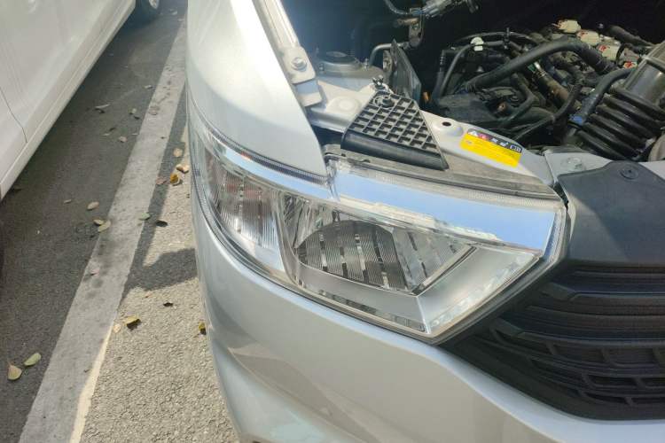 Used Wuling Hongguang V 2022 1.5L Jingqu Edition Electric-Assist LAR Right Front Headlight