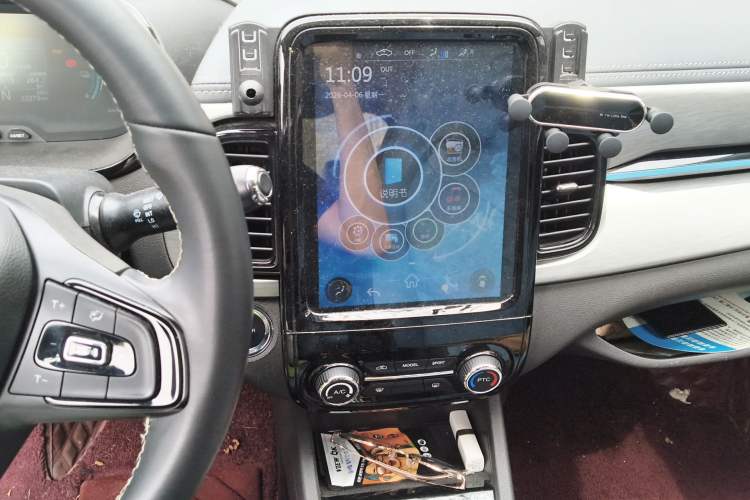 Used Chery QQ Little Ant 2022 Restyled Version Sweet Pink Edition Low-Sugar Version Lithium Iron Phosphate Battery 30.7 kWh 30 kW 301 km Audio And AC Panel