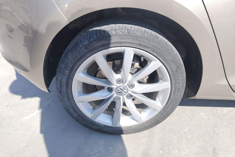 Used Volkswagen Golf 2015 1.4TSI Automatic Flagship Model Right Rear Wheel Hub