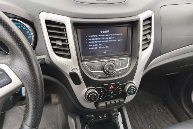 Used CHANGAN CS35 2015 1.6L Automatic Luxury Model China V Standard Audio And AC Panel