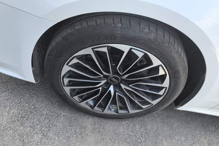 Used Audi A7L 2022 45 TFSI S-line Dream-Chasing Youth Edition Left Front Wheel Hub