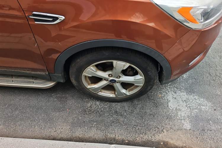 Used Ford Kuga 2017 EcoBoost 180 Two-Wheel-Drive Platinum Edition Right Front Wheel Hub