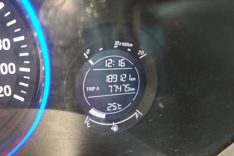 Used Honda Vezel 2015 1.5L CVT two-wheel drive Comfort trim Odometer Close Up