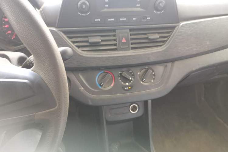 Used Baojun 310 2016 1.2L Manual Value Edition Audio And AC Panel