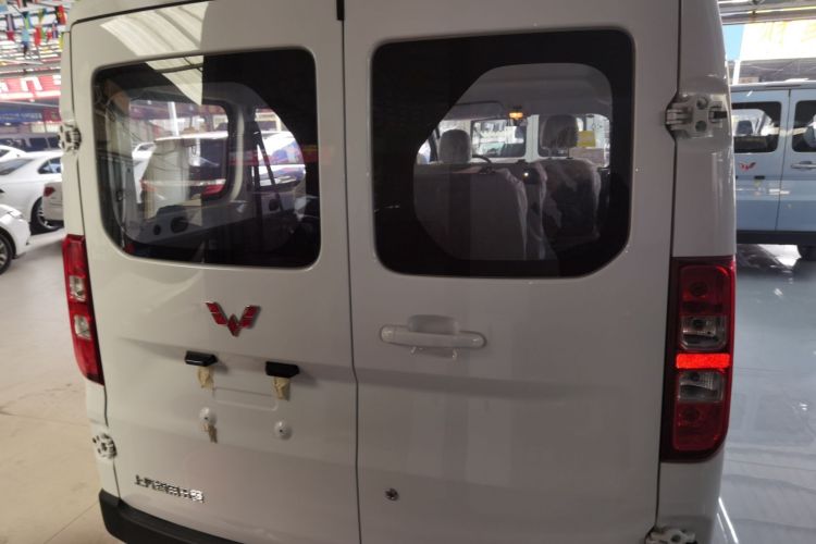 Used Wuling Yangguang 2024 300KM Comfort Version Passenger Van 75kW