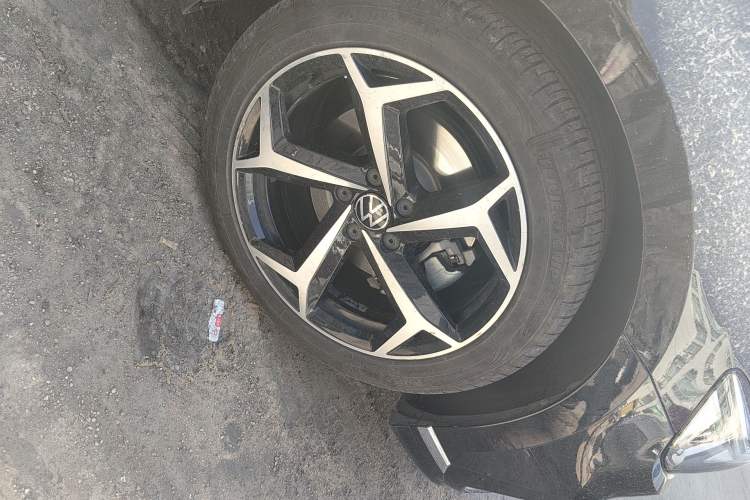 Used Volkswagen Magotan 2023 2 Million Units Limited Edition 330TSI DSG Leading Version Right Front Wheel Hub