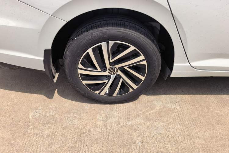 Used Volkswagen Lavida 2024 1.5L Automatic 5 Million Edition Right Rear Wheel Hub