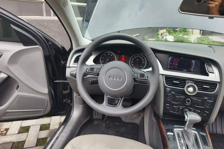 Used Audi A4L 2012 2.0 TFSI automatic Comfort trim level
