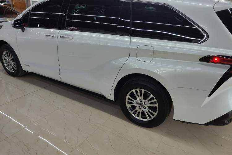 Used Toyota Sienna 2021 2.5L Hybrid Premium Edition
