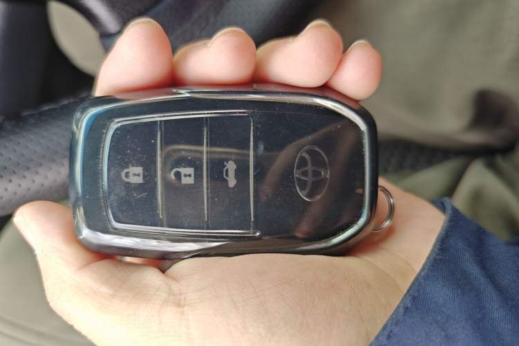 Used Toyota Camry 2016 Dual-Engine 2.5 HG 10th Anniversary Deluxe Navigation Edition Vehicle Key