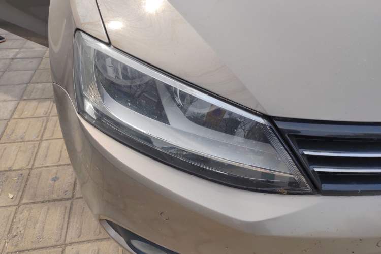 Used Volkswagen Sagitar 2012 1.4TSI Manual Luxury Model Right Front Headlight