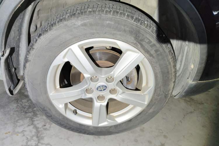 Used Bestune X80 2013 2.0L automatic comfort version Right Front Wheel Hub