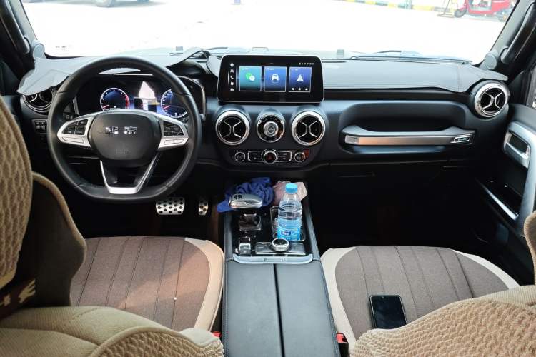Used BAIC Off-Road BJ40 2023 2.0D Automatic Four-Wheel Drive Blade Hero Edition Adventurer Type Center Console